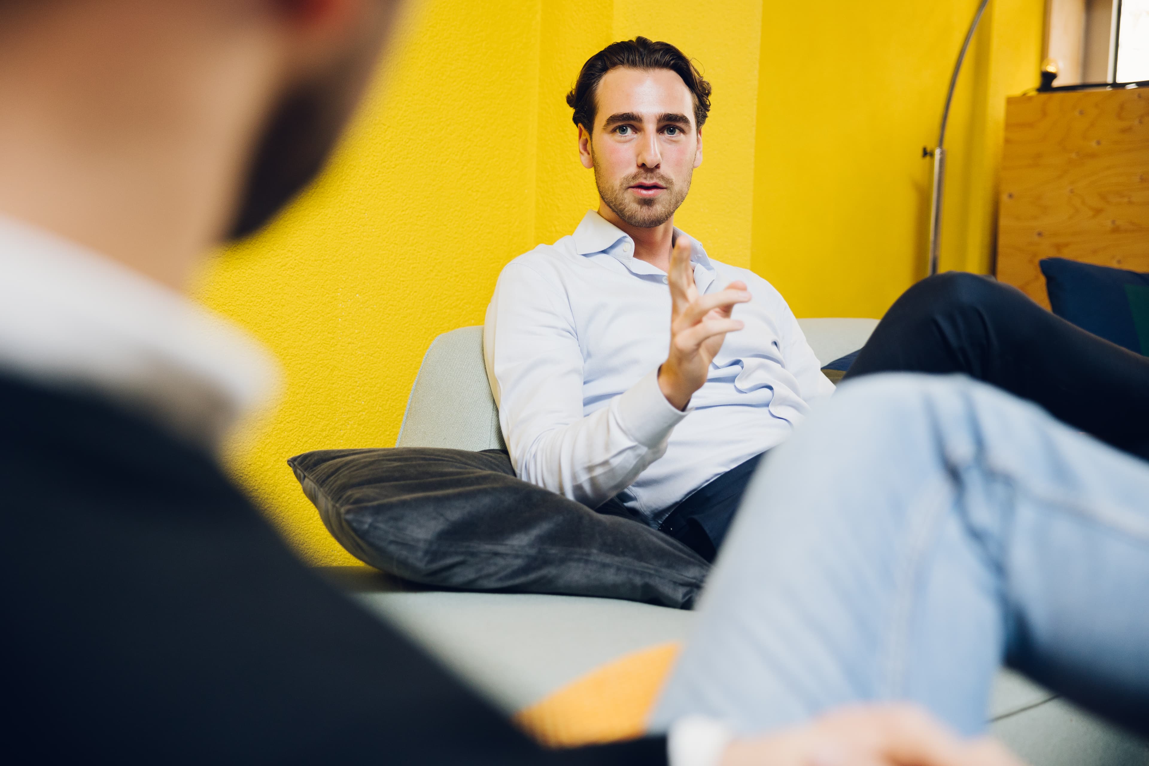 Vergadering in gele vergaderruimte